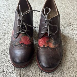 Size 38 L’artiste Brown and Red Lace Up Boots with Floral Design